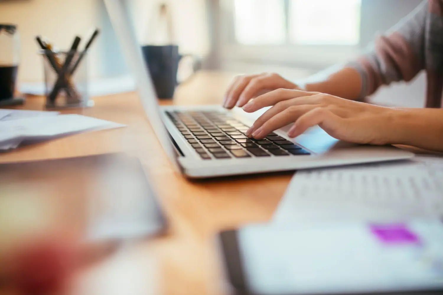 Eine Person am Laptop von Marvin Kuberski